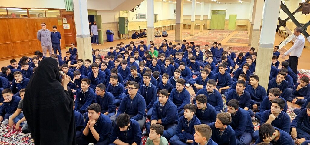 مراسم بزرگداشت حافظ و مشاعره دانش آموزان