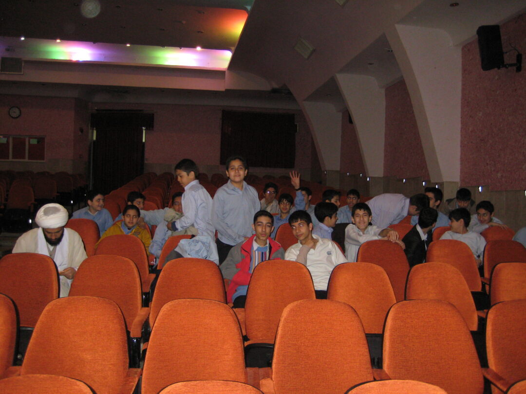 حضور دانش آموزان در مسابقات سرود منطقه