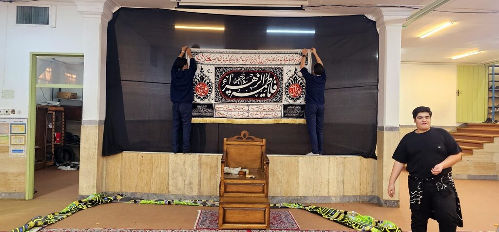 سیاه پوشی مدرسه و نمازخانه به مناسبت ایام فاطمیه