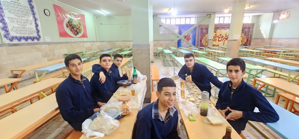 صبحانه همدلی پایه نهم